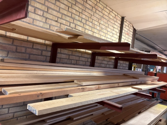 1386997-5 Stort parti med blandat virke - inklusive ställ och vagnar