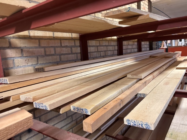 1386997-6 Stort parti med blandat virke - inklusive ställ och vagnar