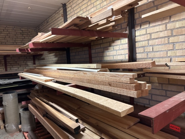 1386997-7 Stort parti med blandat virke - inklusive ställ och vagnar