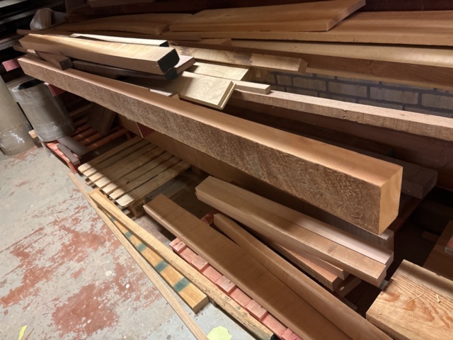 1386997-8 Stort parti med blandat virke - inklusive ställ och vagnar