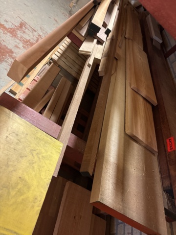 1386997-9 Stort parti med blandat virke - inklusive ställ och vagnar