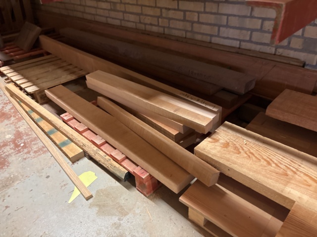 1386997-10 Stort parti med blandat virke - inklusive ställ och vagnar