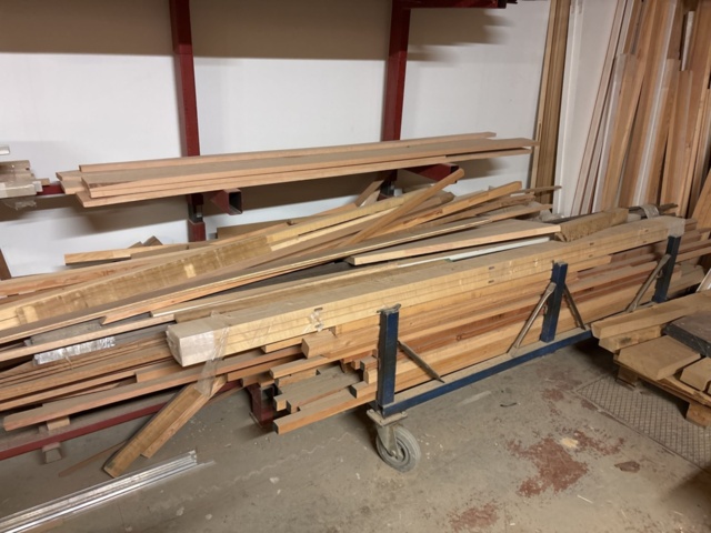 1386997-11 Stort parti med blandat virke - inklusive ställ och vagnar