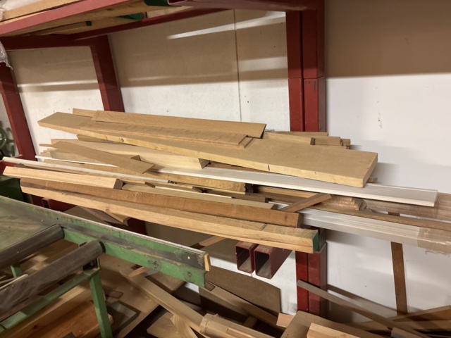 1386997-12 Stort parti med blandat virke - inklusive ställ och vagnar