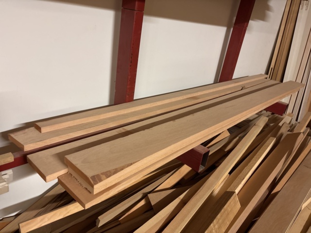 1386997-13 Stort parti med blandat virke - inklusive ställ och vagnar