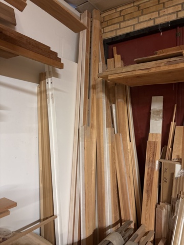 1386997-14 Stort parti med blandat virke - inklusive ställ och vagnar