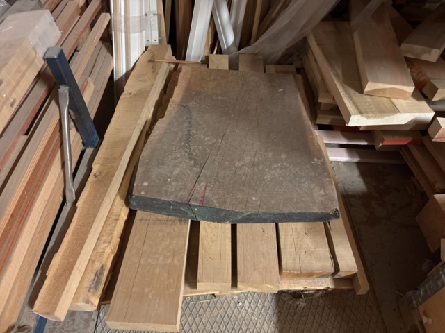 1386997-15 Stort parti med blandat virke - inklusive ställ och vagnar