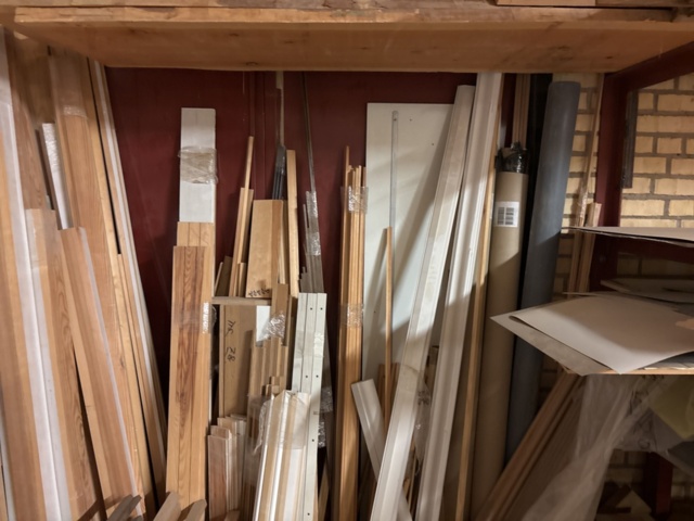 1386997-16 Stort parti med blandat virke - inklusive ställ och vagnar