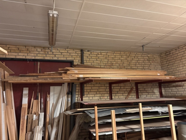 1386997-17 Stort parti med blandat virke - inklusive ställ och vagnar