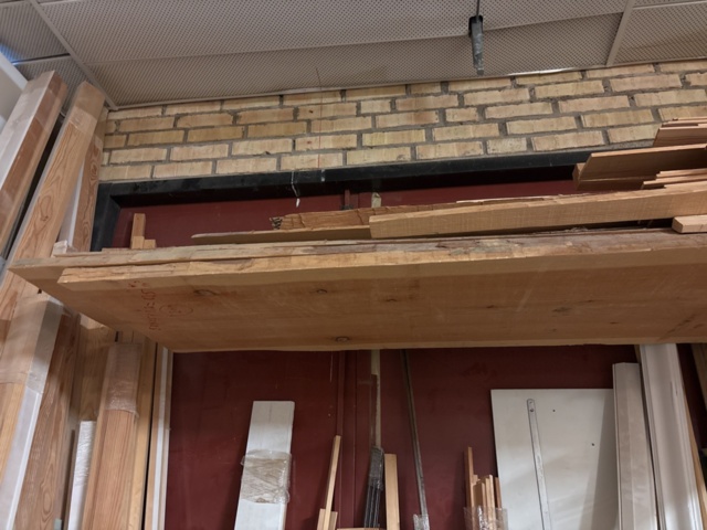 1386997-18 Stort parti med blandat virke - inklusive ställ och vagnar