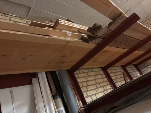 1386997-19 Stort parti med blandat virke - inklusive ställ och vagnar