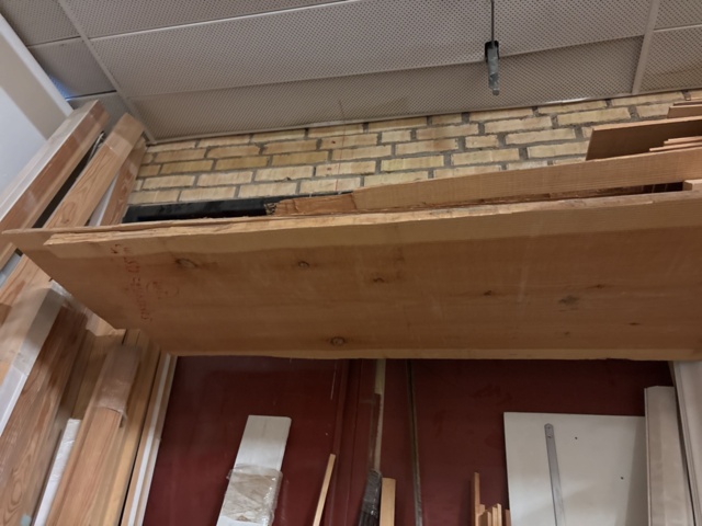 1386997-20 Stort parti med blandat virke - inklusive ställ och vagnar