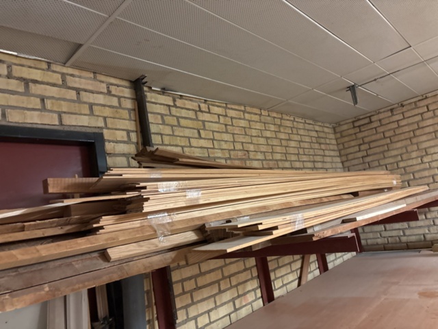 1386997-21 Stort parti med blandat virke - inklusive ställ och vagnar