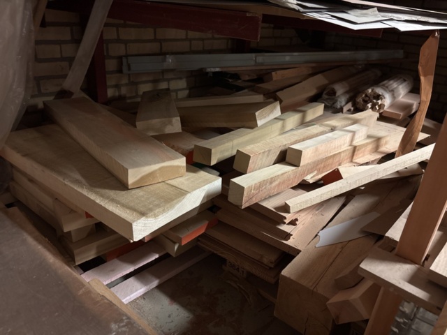 1386997-22 Stort parti med blandat virke - inklusive ställ och vagnar