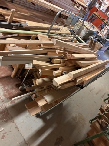 1386997-23 Stort parti med blandat virke - inklusive ställ och vagnar