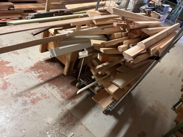 1386997-24 Stort parti med blandat virke - inklusive ställ och vagnar