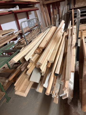 1386997-25 Stort parti med blandat virke - inklusive ställ och vagnar