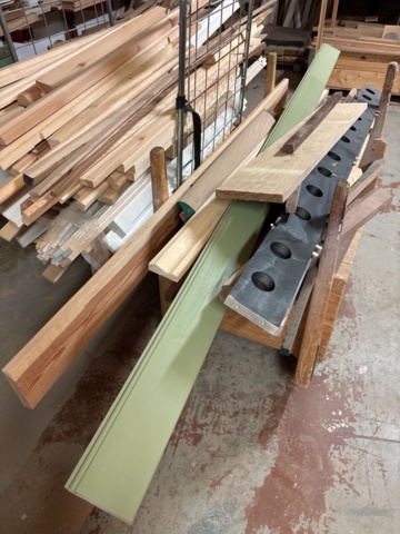 1386997-26 Stort parti med blandat virke - inklusive ställ och vagnar