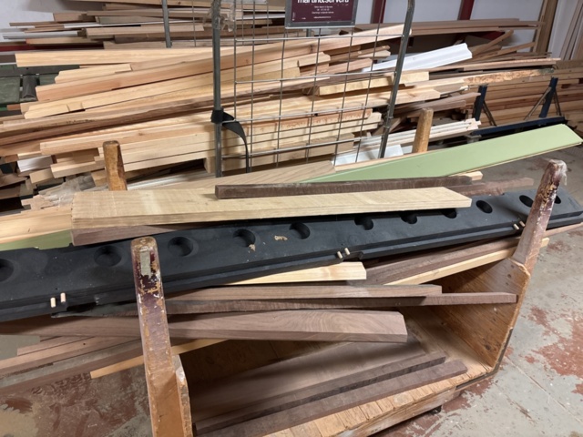 1386997-27 Stort parti med blandat virke - inklusive ställ och vagnar