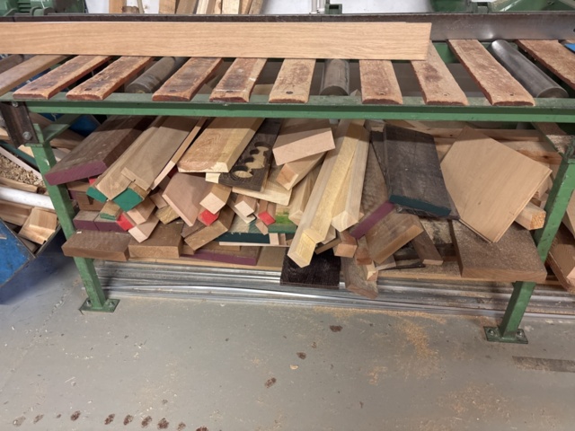 1386997-28 Stort parti med blandat virke - inklusive ställ och vagnar