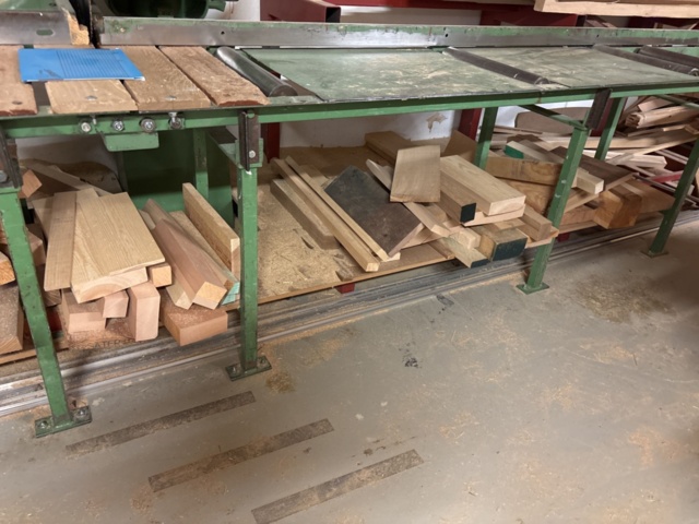 1386997-29 Stort parti med blandat virke - inklusive ställ och vagnar