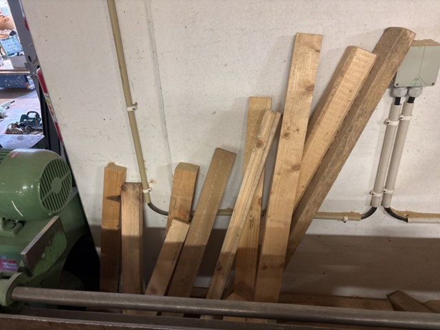 1386997-30 Stort parti med blandat virke - inklusive ställ och vagnar