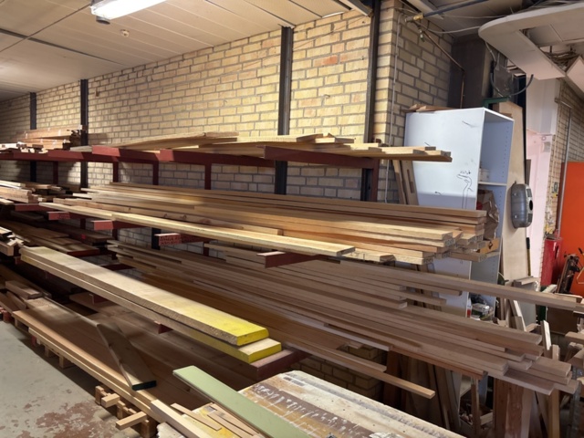 1386997-31 Stort parti med blandat virke - inklusive ställ och vagnar