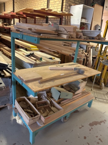 1386997-32 Stort parti med blandat virke - inklusive ställ och vagnar