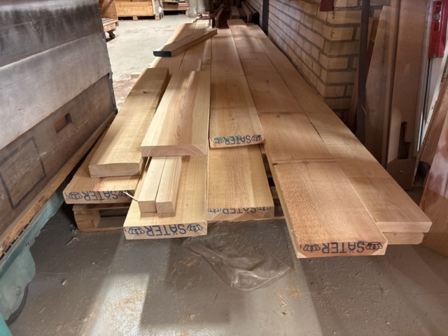 1386997-33 Stort parti med blandat virke - inklusive ställ och vagnar