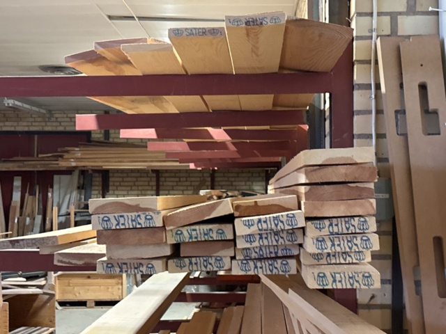 1386997-35 Stort parti med blandat virke - inklusive ställ och vagnar