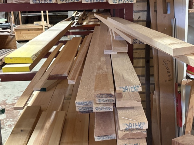 1386997-36 Stort parti med blandat virke - inklusive ställ och vagnar