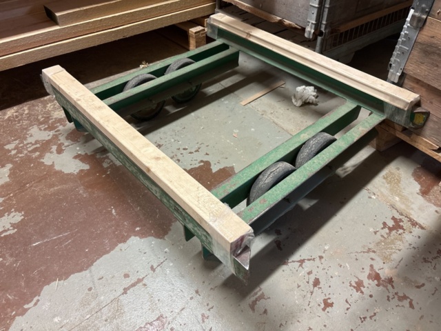 1386997-37 Stort parti med blandat virke - inklusive ställ och vagnar