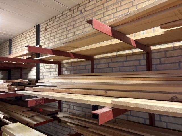 1386997-38 Stort parti med blandat virke - inklusive ställ och vagnar