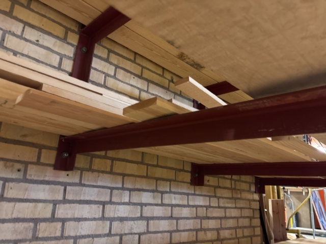 1386997-39 Stort parti med blandat virke - inklusive ställ och vagnar