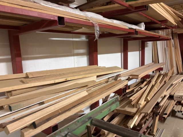 1386997-40 Stort parti med blandat virke - inklusive ställ och vagnar