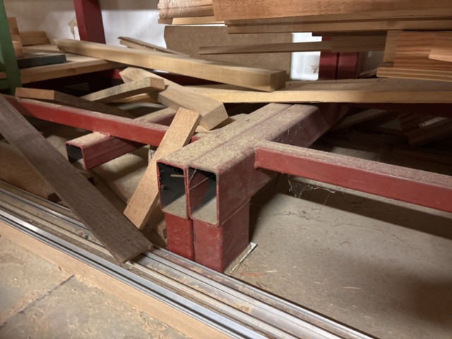 1386997-41 Stort parti med blandat virke - inklusive ställ och vagnar