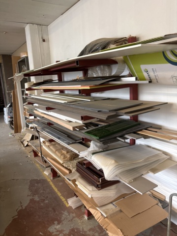 1386997-42 Stort parti med blandat virke - inklusive ställ och vagnar