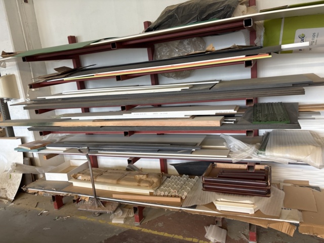 1386997-43 Stort parti med blandat virke - inklusive ställ och vagnar