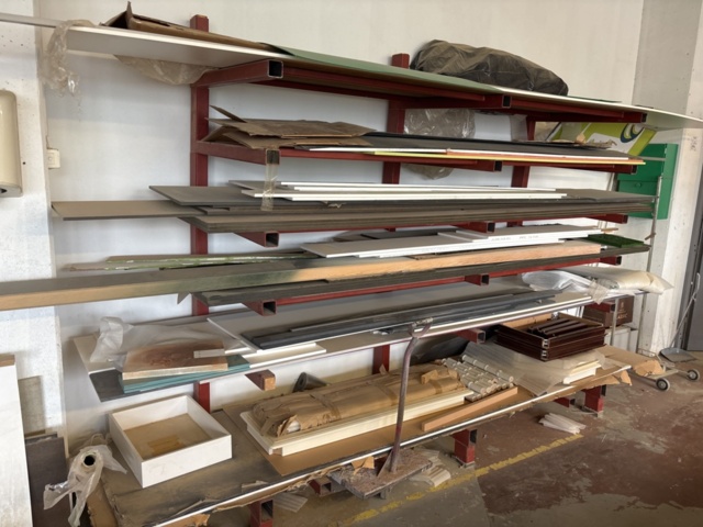 1386997-44 Stort parti med blandat virke - inklusive ställ och vagnar