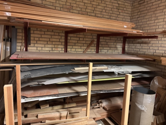 1386997-45 Stort parti med blandat virke - inklusive ställ och vagnar