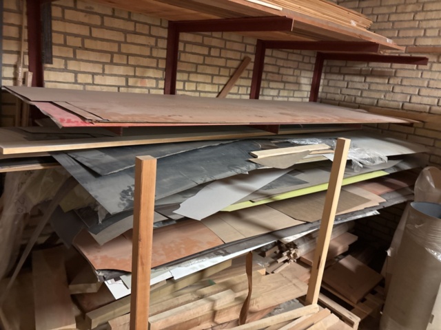 1386997-46 Stort parti med blandat virke - inklusive ställ och vagnar