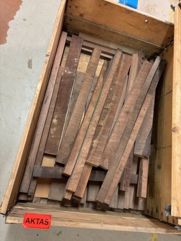 1386996-32 Parti med diverse ädelträ - bl.a. rosenträ