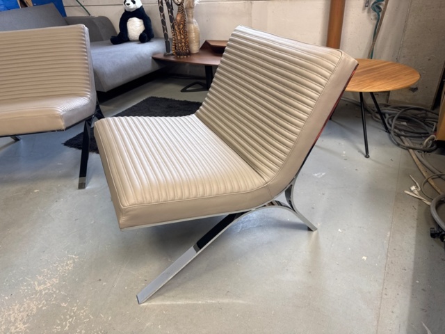 1411195-4 Skool Line i läder fåtöljer, krom / grå läder, 2 st