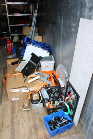 1368442-2 Löst byggmaterial i container