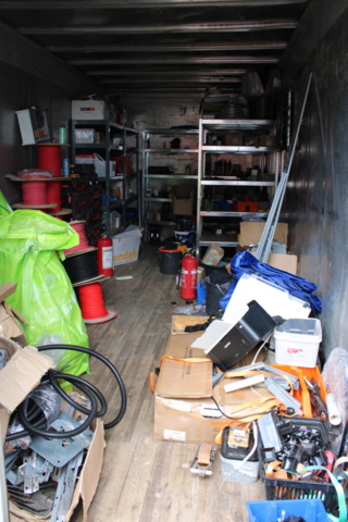 1368442-1 Löst byggmaterial i container