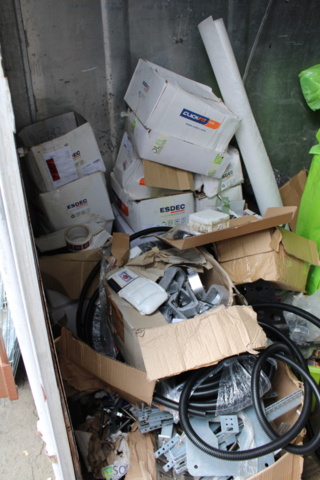 1368442-3 Löst byggmaterial i container