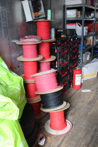 1368442-4 Löst byggmaterial i container