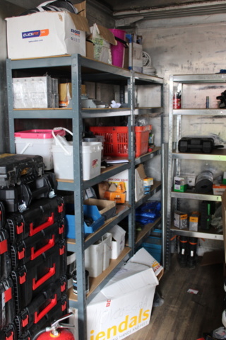 1368442-8 Löst byggmaterial i container