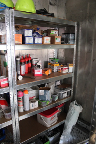 1368442-11 Löst byggmaterial i container