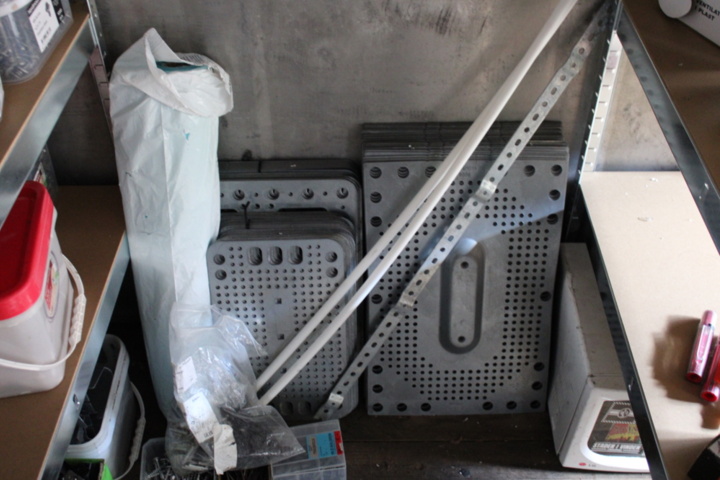 1368442-12 Löst byggmaterial i container